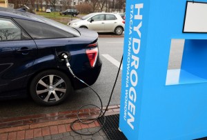 Auto na vodíkový pohon u nabíječky Hydrogen