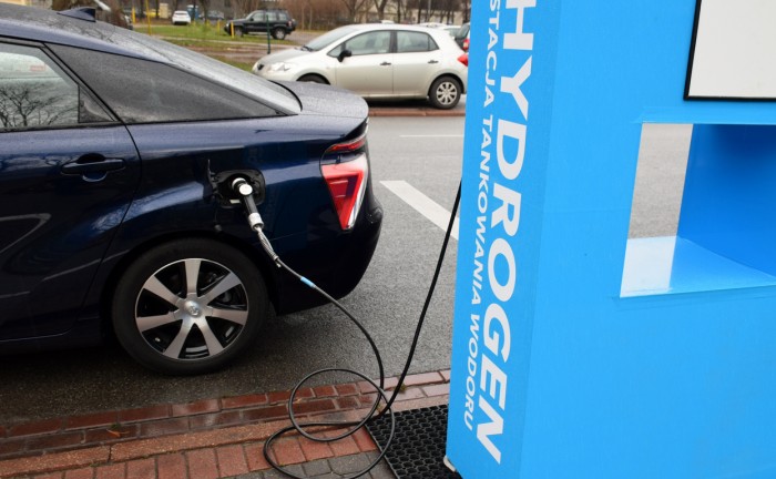 Auto na vodíkový pohon u nabíječky Hydrogen