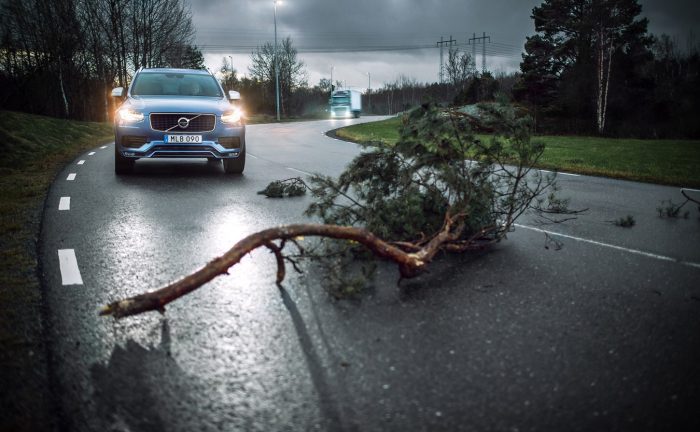volvo jedoucí po silnici kde je překážka