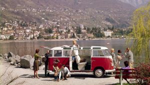 Automobil Volkswagen T1 s rodinou na výletě