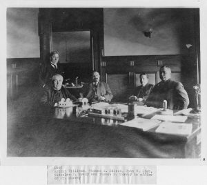 Arthur Williams, Thomas A. Edison, John W. Lieb, Nicholas F. Brady a Thomas E. Murray v Murrayově kanceláři v roce 1908.