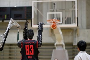 Robot-basketbalista CUE3 od Toyoty se zapsal do Guinnessovy knihy rekordů