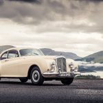 Bentley Cornich: kvůli druhé světové válce automobilka nemohla tento pohledný model uvést na trh. Když se nebe nad Evropou zatáhlo, připravená byla pouze pětice podvozků. A jenom jeden z nich dostal karoserii — ten na obrázku. Mnozí jej považují za předchůdce pozdějšího Continentalu.