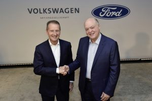 Šéf Volkswagenu Herbert Diess a prezident Fordu Jim Hackett - spolupráce automomní jízda