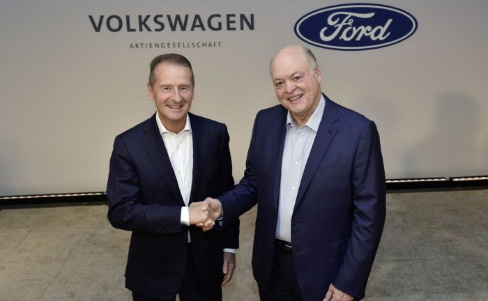 Šéf Volkswagenu Herbert Diess a prezident Fordu Jim Hackett - spolupráce automomní jízda
